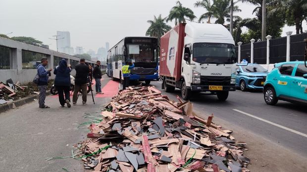 Penampakan sisa kecelakaan di depan Gedung DPR (Shonya/detikcom)
