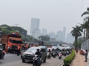 Keramik Sisa Tabrakan 2 Truk Masih Berserakan, Lalin di Depan DPR Macet