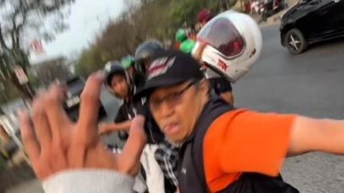 Pengendara mobil melempar helm ke pengendara motor di Makassar usai cekcok.