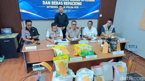 Ditreskrimsus Polda NTB menggelar konferensi pers pengungkapan kasus pengoplosan beras di wilayah NTB, Kamis (29/10/2026). (Foto : Abdurrasyid Efendi/detikBali).