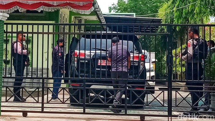Penyidik KPK menggeledah kantor DLH Klaten, Kamis (29/10/2026).