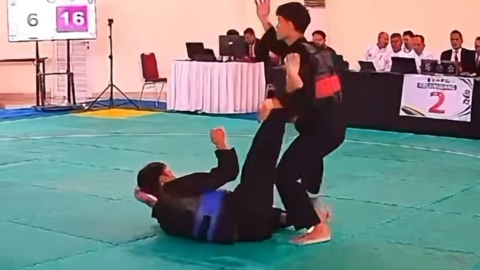 Pertandingan Porprov Jateng cabang olahraga pencak silat antara Ginting dan Kukuh Angga W.