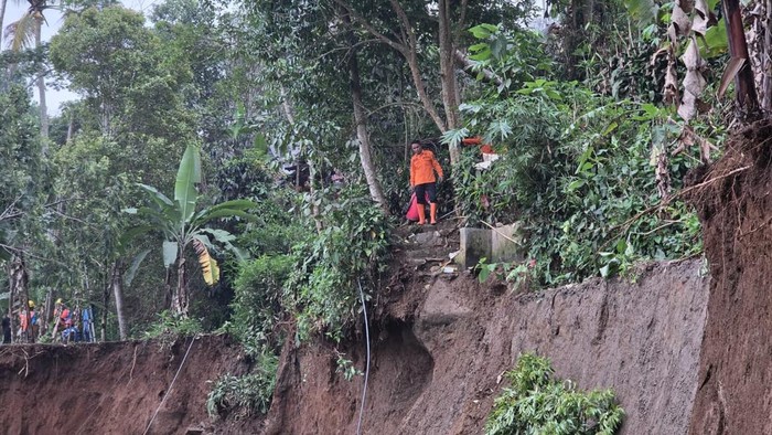 Petugas BPBD KBB mengecek tebing longsor yang mengancam 10 rumah