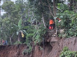 Longsor Ancam 10 Rumah di Cisarua, Penghuni Diminta Mengungsi
