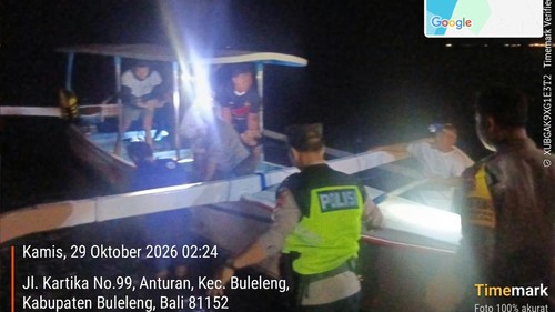 Petugas dan warga mengevakuasi jenazah Gede Ardana (49) dari perairan Pantai Jalan Kartika, Desa Kalibukbuk, Buleleng, Bali, Kamis (29/10/2026) dini hari. Nelayan itu tewas saat menyelam memanah ikan. (Dok. Polres Buleleng)