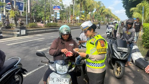 Petugasmemeriksa kelengkapan para pengendara saat menggelar Operasi Patuh Agung 2026 di depan Mapolres Tabanan, Kamis (29/10/2026). (Foto: Dok. Istimewa)