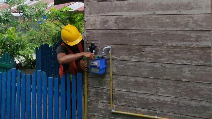 Petugas saat melakukan pemasangan Jargas di Tanjabbar namun belum aktif