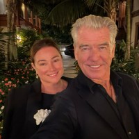 Istri Pierce Brosnan Unggah Foto Keluarga, Penampilan Terbarunya Jadi Sorotan