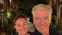 Istri Pierce Brosnan Unggah Foto Keluarga, Penampilan Terbarunya Jadi Sorotan