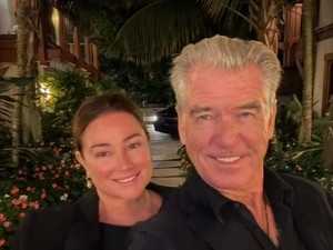 Istri Pierce Brosnan Unggah Foto Keluarga, Penampilan Terbarunya Jadi Sorotan
