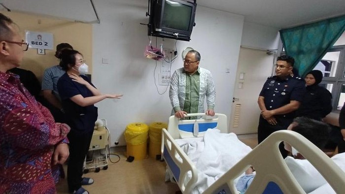 Dubes RI untuk Malaysia Raden Dato Mohammad Iman Hascarya Kusumo (tengah) menjenguk PMI berinisial SR, yang di rawat di rumah sakit di Malaysia, Selasa (27/10/2026), karena menjadi korban penyiksaan oleh lima majikan di Malaysia.