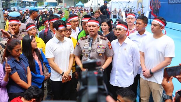 Polda Metro Jaya dan mahasiswa gelar deklarasi bersama memperingati Hari Sumpah Pemuda di Bundaran HI, Jakarta Pusat, Kamis (29/10/2026). Kegiatan ini turut dihadiri Utusan Khusus Presiden Raffi Ahmad.