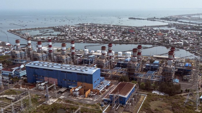 Potensi peluang investasi sektor energi baru dan terbarukan Foto udara suasana Pembangkit Listrik Tenaga Gas dan Uap (PLTGU) Tambaklorok di Semarang, Jawa Tengah, Kamis (29/10/2026). Pemerintah menargetkan penambahan kapasitas pembangkit listrik sebesar 69,5 gigawatt (GW) hingga 2034, dengan 42,6 GW atau sekitar 61 persen di antaranya bersumber dari energi baru dan terbarukan (EBT) yang telah ditetapkan dalam Rencana Usaha Penyediaan Tenaga Listrik (RUPTL) PT PLN (Persero) 2025-2034 dan berpotensi membuka peluang investasi hingga Rp2.967,4 triliun. ANTARA FOTO/Aprillio Akbar/agr