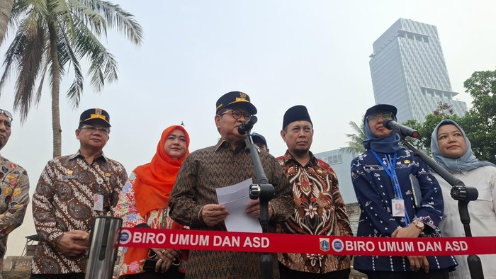 Gubernur DKI Jakarta Pramono Anung meninjau normalisasi Kali Mampang segmen Poncol, Kuningan Barat, Jakarta Selatan (Jaksel), Kamis (29/10/2026).