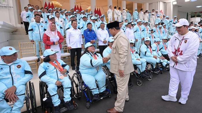 Presiden Prabowo Subianto memberikan bonus kepada atlet peraih medali Asian Games dan Para Games 2026 (Muchlis Jr - Biro Sekretariat Presiden)
