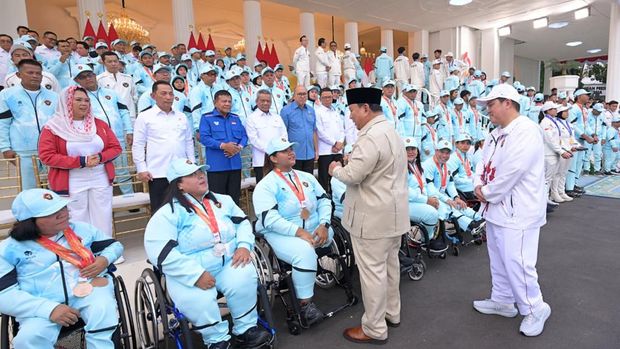 Presiden Prabowo Subianto memberikan bonus kepada atlet peraih medali di Asian Games dan Asian Para Games 2026 di Istana Jakarta. (Muchlis Jr - Biro Sekretariat Presiden)