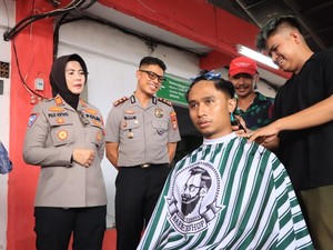 38 Anggota Ormas Kota Bekasi Dibekali Keahlian Cukur Rambut Lewat Poliran