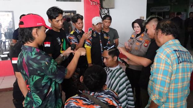 Program 'Poliran' Polres Metro Bekasi Kota bekali puluhan anggota ormas keahlian memangkas rambut, Kamis (29/10/2026).