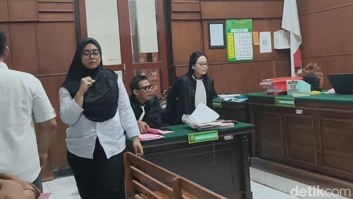 Riza Muharni Lubis saat menjalani persidangan di Pengadilan Negeri Surabaya. Riza Muharni Lubis saat menjalani persidangan di Pengadilan Negeri Surabaya.