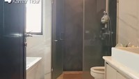 Ini adalah penampakan salah satu kamar mandi. Lengkap dengan bathtub, shower, kloset duduk, dan wastafel. Setiap kamar memiliki kamar mandi dalam. Foto: Tangkapan layar Instagram @rafael.insighthomes