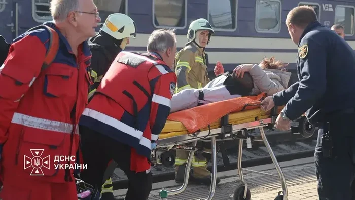 Rusia menghantam peron di stasiun kereta utama di Kota Dnipro, Ukraina tewaskan 13 orang (dok. Aljazeera)