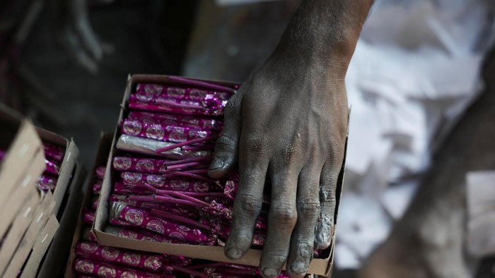 Sambut Festival Diwali, Pekerja India Kebut Produksi Petasan Para pekerja sibuk membuat dan mengemas petasan di sebuah pabrik di pinggiran Ahmedabad, India, Kamis (29/10/2026). Aktivitas produksi tersebut dilakukan menjelang perayaan Diwali, yang dikenal sebagai festival cahaya dan dirayakan oleh umat Hindu. REUTERS/Amit Dave