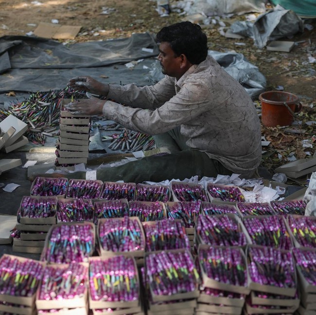 Sambut Festival Diwali, Pekerja India Kebut Produksi Petasan