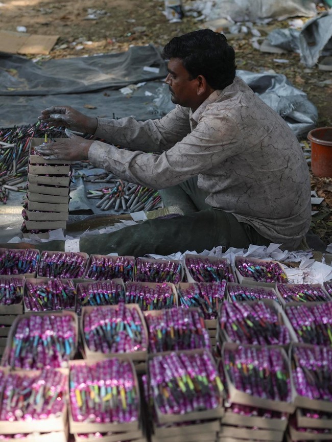 Sambut Festival Diwali, Pekerja India Kebut Produksi Petasan
