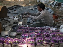 Sambut Festival Diwali, Pekerja India Kebut Produksi Petasan