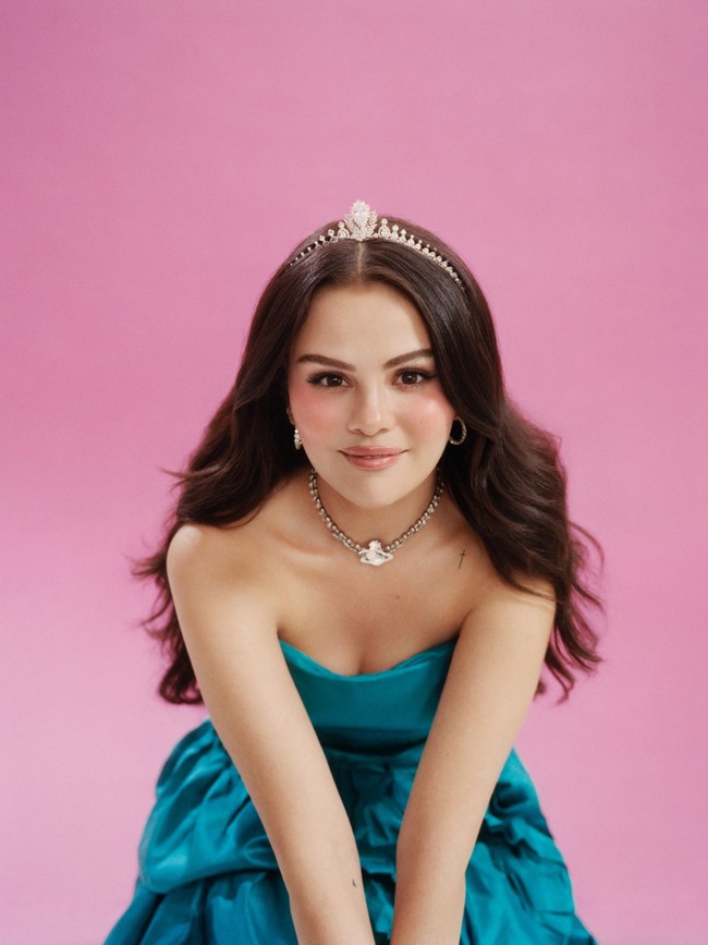 Selena melengkapi busananya dengan tiara berhias kristal, yang merupakan karya Rinaldy atau akrab disapa Yungyung. Foto: Instagram/@rinaldyyunardiofficial