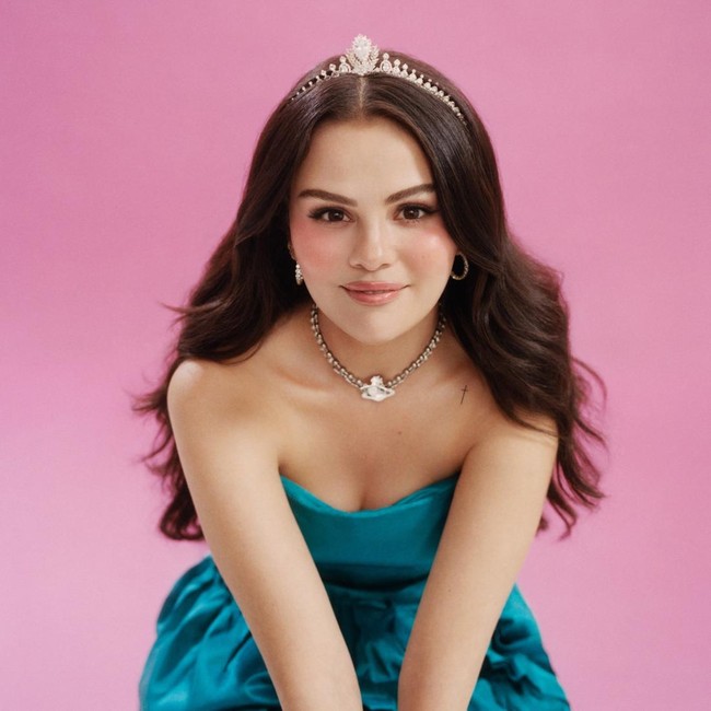 Selena Gomez Bak Princess, Pakai Tiara Desainer Indonesia Rinaldy Yunardi