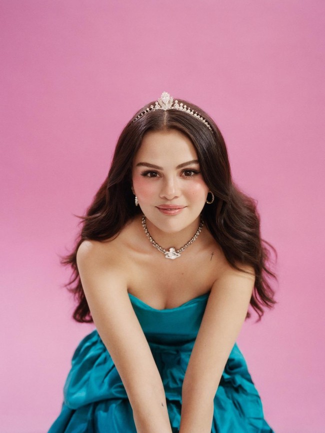 Selena Gomez Bak Princess, Pakai Tiara Desainer Indonesia Rinaldy Yunardi