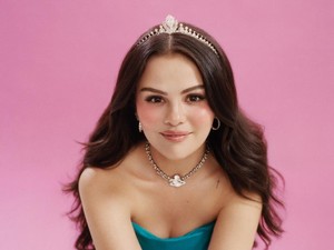 Selena Gomez Bak Princess, Pakai Tiara Desainer Indonesia Rinaldy Yunardi
