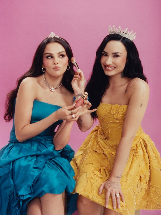 Nama desainer Indonesia kembali menggema di kancah internasional. Headpiece karya desainer aksesori Rinaldy A. Yunardi dipakai Selena Gomez untuk kampanye terbaru Rare Beauty, brand kosmetik miliknya. Foto: Instagram/@rinaldyyunardiofficial