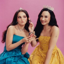 Selena Gomez dan Demi Lovato Reuni, Recreate Foto Princess Protection Program