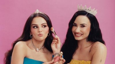 Selena Gomez dan Demi Lovato Reuni, Recreate Foto Princess Protection Program