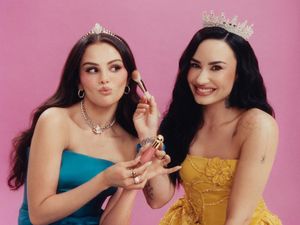 Selena Gomez dan Demi Lovato Reuni, Recreate Foto Princess Protection Program