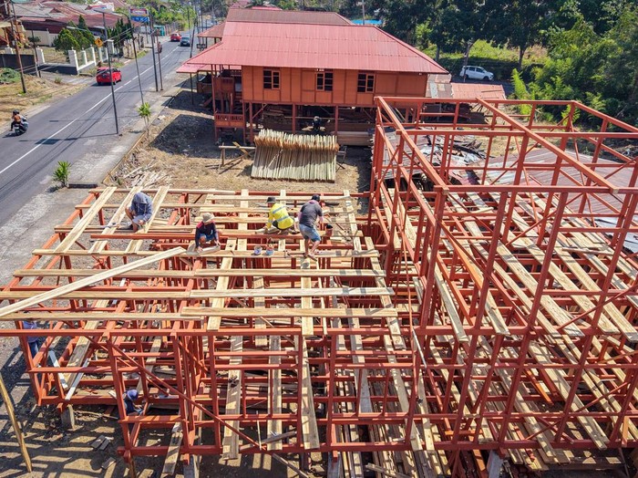 Foto udara pekerja menyelesaikan pembangunan rumah panggung di Kolongan, Tomohon, Sulawesi Utara, Kamis (29/10/2026). Sentra industri tersebut mampu memproduksi satu rumah kayu per bulan dengan harga Rp2 juta sampai Rp3 juta per meter dengan sistem bongkar pasang yang dipasarkan ke berbagai wilayah di Indonesia serta diekspor ke Jepang, Korea, Kosta Rika, hingga Argentina. ANTARA FOTO/Ferlian Septa Wahyusa/agr