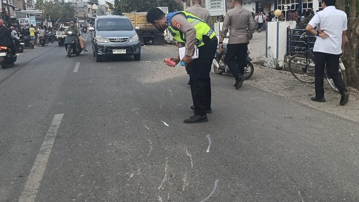 Seorang ibu rumah tangga di Sidrap tewas setelah menabrak truk saat melaju dari lorong ke jalan utama.