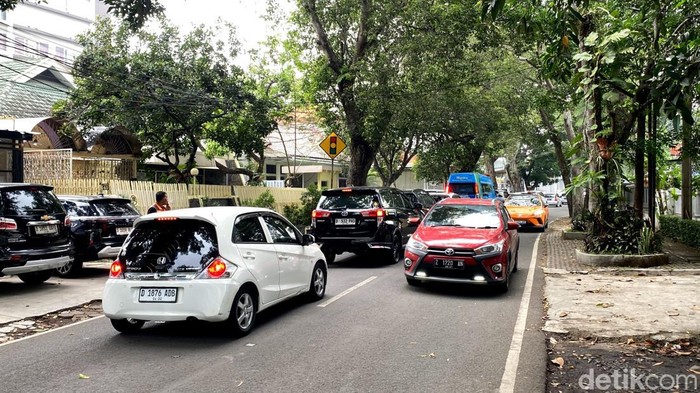 Suasana lalu lintas di Jalan Anggrek, Kota Bandung.