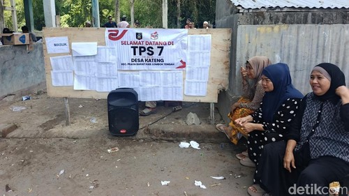 Tampak sejumlah warga sedang menunggu jadwal pencoblosan di TPS 7 Desa Kateng, Lombok Tengah, Kamis (29/10/2026).