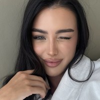 Selain penampilan fisik, kesibukan bekerja juga menjadi tantangan bagi Veronika untuk menemukan pasangan. Profesinya sebagai model membuatnya menghabiskan banyak waktu di lokasi pemotretan. Veronika juga mengaku tidak menggunakan aplikasi kencan. Saat ini, Veronika tinggal di Antwerpen, Belgia. Ia meninggalkan kampung halamannya di Kyiv, Ukraina, pada 2022 setelah melarikan diri dari situasi konflik di negaranya.&nbsp;Foto: dok. Instagram @nikavovkk
