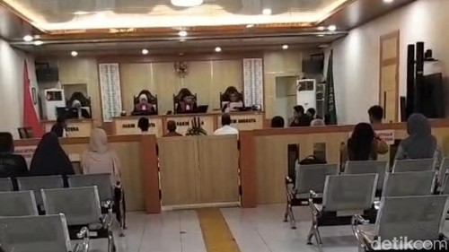 Foto : Sidang vonis pecatan polisi Bripka Irfan alias Karol, Istrinya Anita dan dua kaki tangannya di Pengadilan Negeri Bima, Kamis (29/10/2026). (Dok. Rafiin/detikBali)