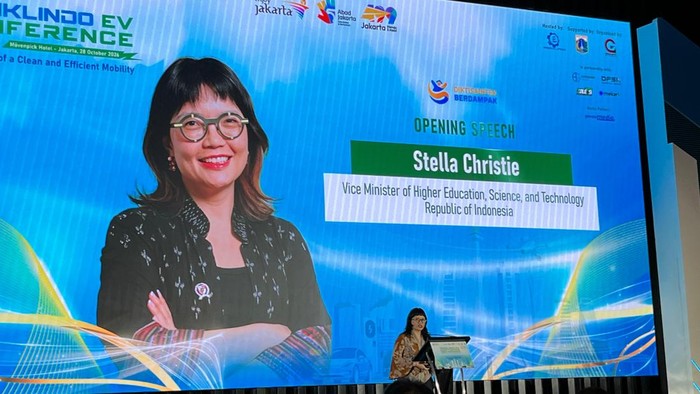 Wakil Menteri Pendidikan Tinggi, Sains, dan Teknologi (Wamendiktisaintek) Stella Christie saat memberi sambutan di acara Periklindo Electric Vehicle Conference 2026 di Jakarta, Rabu (28/10/2026)