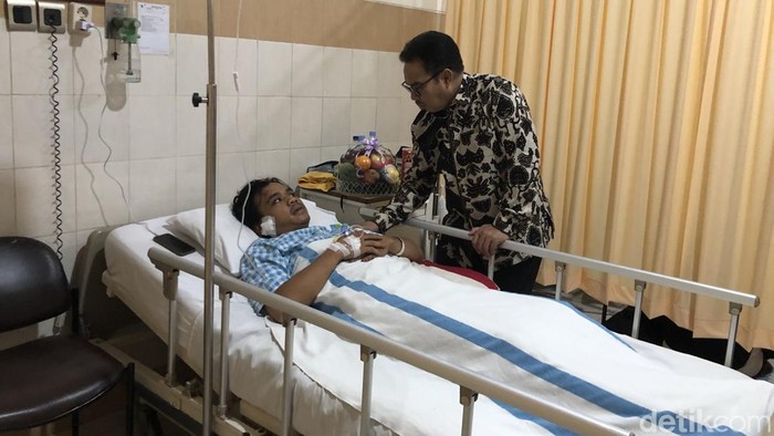 Wali Kota Jogja Hasto Wardoyo menjenguk korban kerusuhan aksi di RS Bethesda, Kamis (29/10/2026).