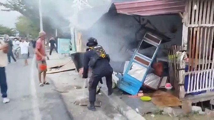 Warung nasi goreng milik Iran di Palu terbakar saat bentrokan warga.