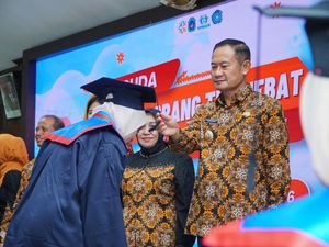 221 Warga Lamongan Diwisuda Usai Belajar Jadi Orang Tua Hebat