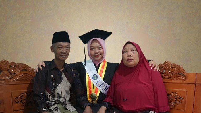 Nimaturrohmah Saputri, wisudawan Program Studi Pendidikan Teknik Mesin Fakultas Teknik UNY, yang berhasil meraih Indeks Prestasi Kumulatif (IPK) 3,96