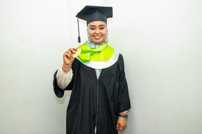Yusra, wisudawan Unesa asal Sudan