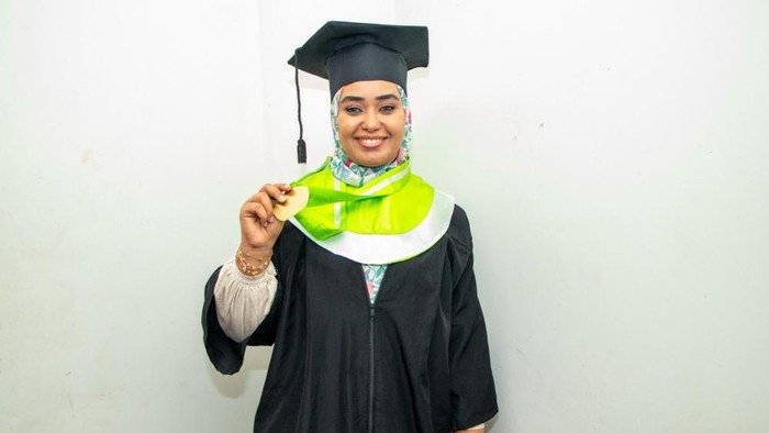 Yusra, wisudawan Unesa asal Sudan